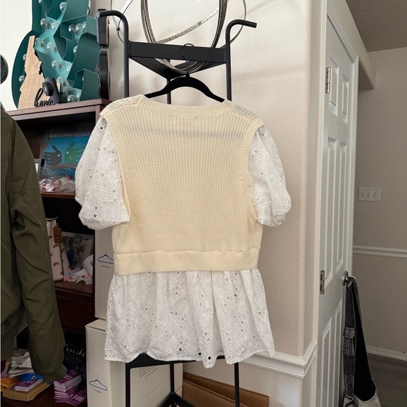 Elegant Cream Knit Blouse with White Lace - Picture 2 of 5